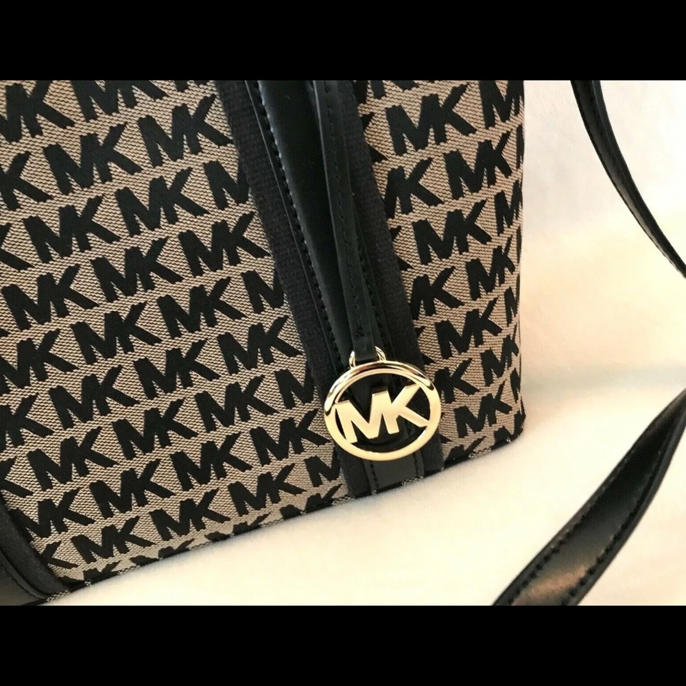 Authentic Michael Kors griffin medium blck satchel - Picture 3 of 8